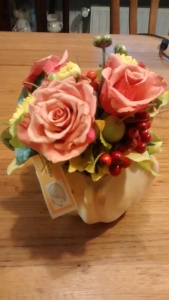 Kalebassen gevuld met bv bloemen en bessen.